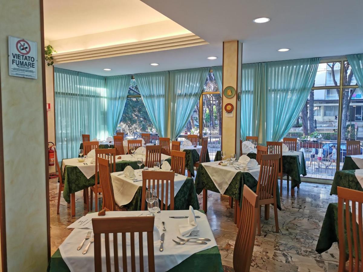 Hotel Pine Beach Rosolina Mare Buitenkant foto