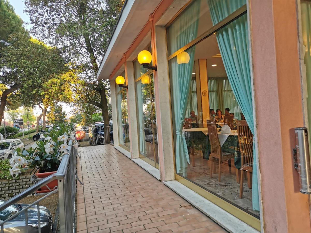 Hotel Pine Beach Rosolina Mare Buitenkant foto