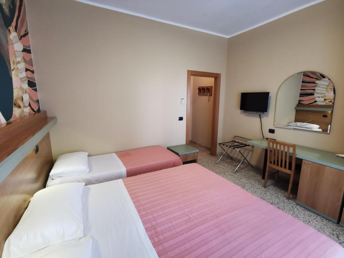 Hotel Pine Beach Rosolina Mare Buitenkant foto