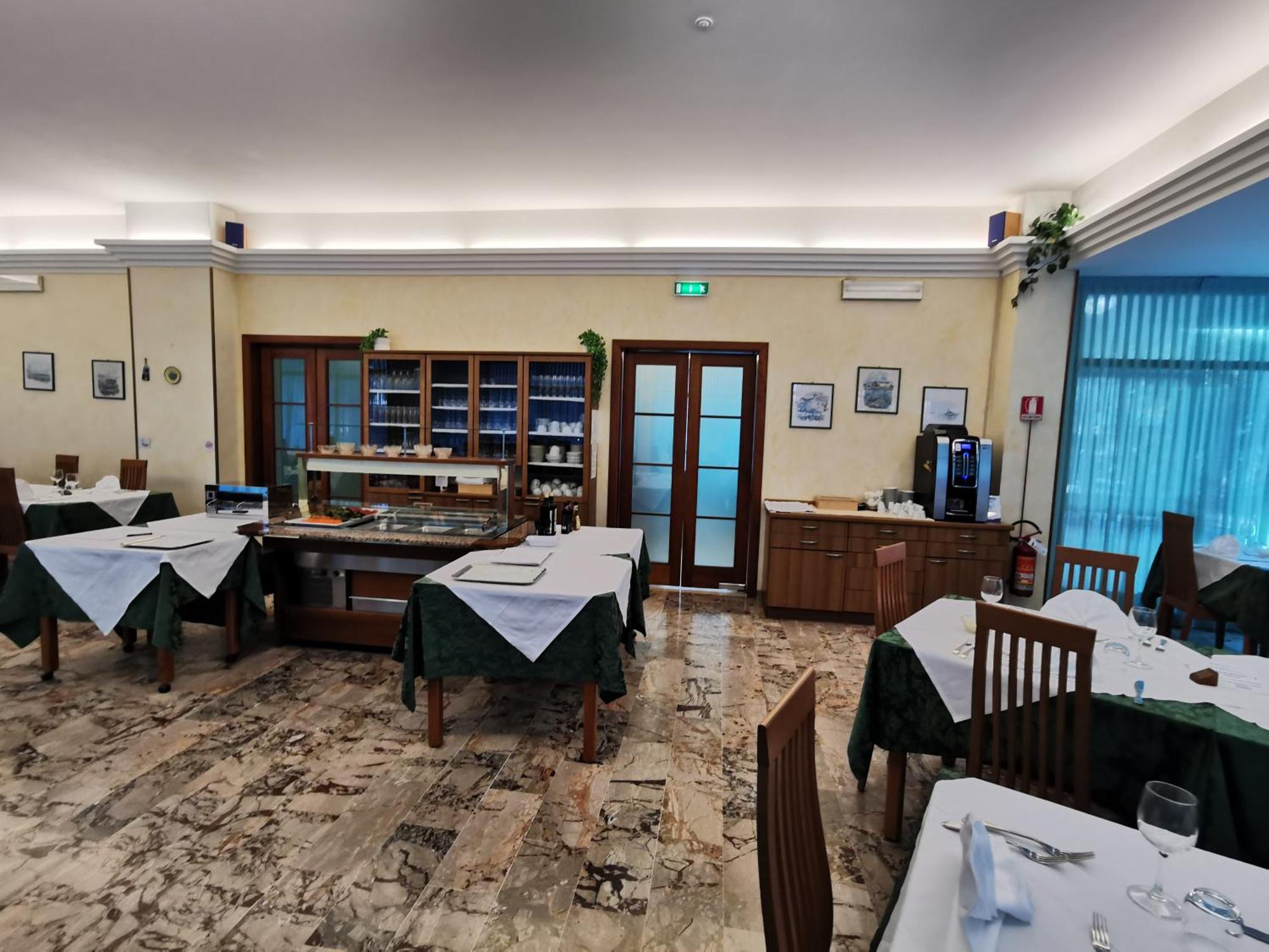 Hotel Pine Beach Rosolina Mare Buitenkant foto
