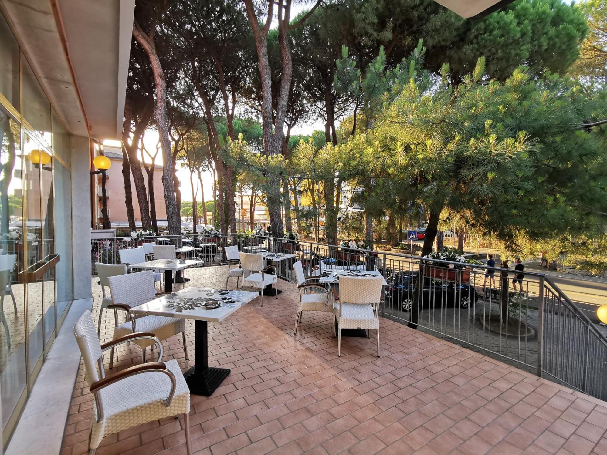 Hotel Pine Beach Rosolina Mare Buitenkant foto